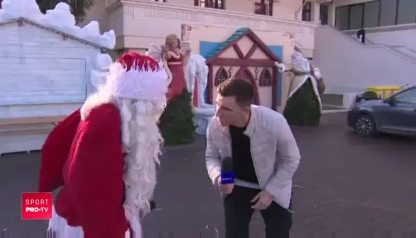 "Stelist spurcat ce esti!" :)))) Mosu' a vrut sa-i dea cadou o caciula cu Steaua lui Sorescu! Ce a urmat e FABULOS