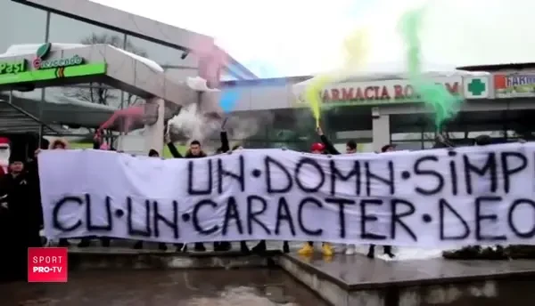 CEL MAI TARE VIDEO de anul asta! Becali poate doar sa viseze: seful din Liga 1 care are GALERIE PROPRIE! I-au facut URATURA, bannere si au aprins torte pentru el!