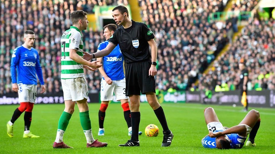 A dus mana la PANTALONII adversarului si l-a prins de testicule in timpul meciului! Gest SCANDALOS in Rangers - Celtic! Ce suspendare va primi