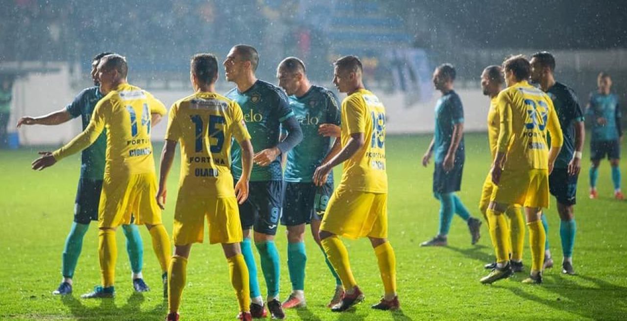 Din MAGIA fotbalului romanesc! Dat afara in sunetele haitei de lupi, Lincar a fost prezentat la miezul noptii: