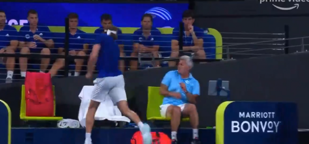 VIDEO: Imagini SOCANTE! Tsitsipas a dat cu racheta de banca si l-a lovit pe tatal sau! Mama lui a venit imediat la marginea terenului