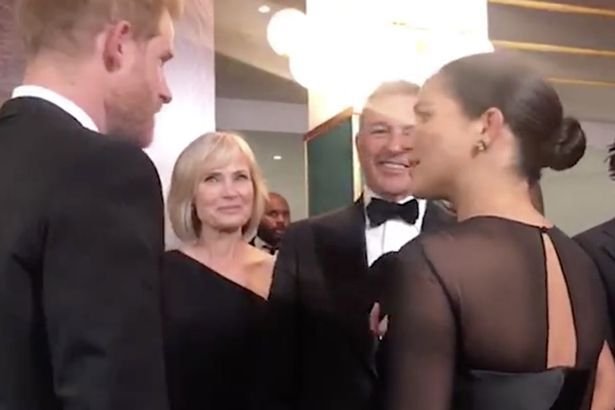 'Stii ca pune si voci pe desene animate?' Imaginile incredibile care fac inconjurul Planetei! Cum ii cauta de lucru Printul Harry lui Meghan Markle_3