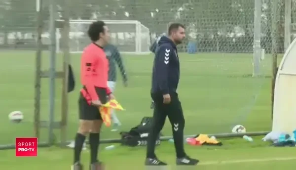 A facut mai urat decat Alibec! NEBUNIE pe banca ungurilor in amicalul cu Astra! Antrenorul era sa RUPA banca! VIDEO incredibil