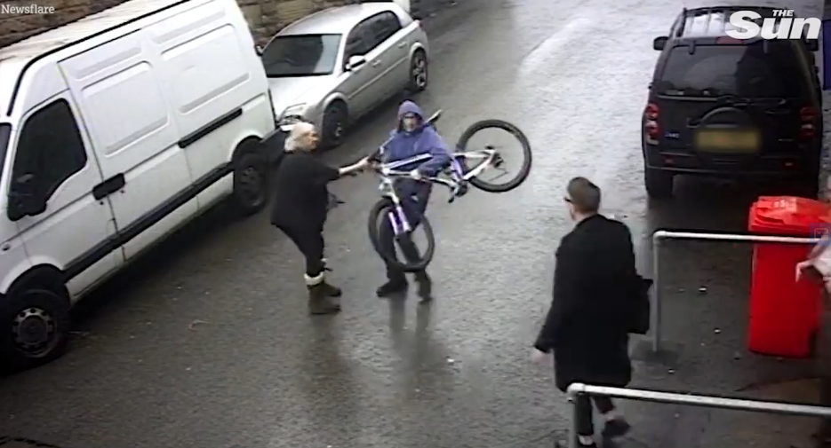 Bunicuta de 72 de ani care si-a luat bicicleta inapoi de la un hot cu 50 de ani mai tanar! Clipul care face inconjurul lumii! Ce s-a intamplat
