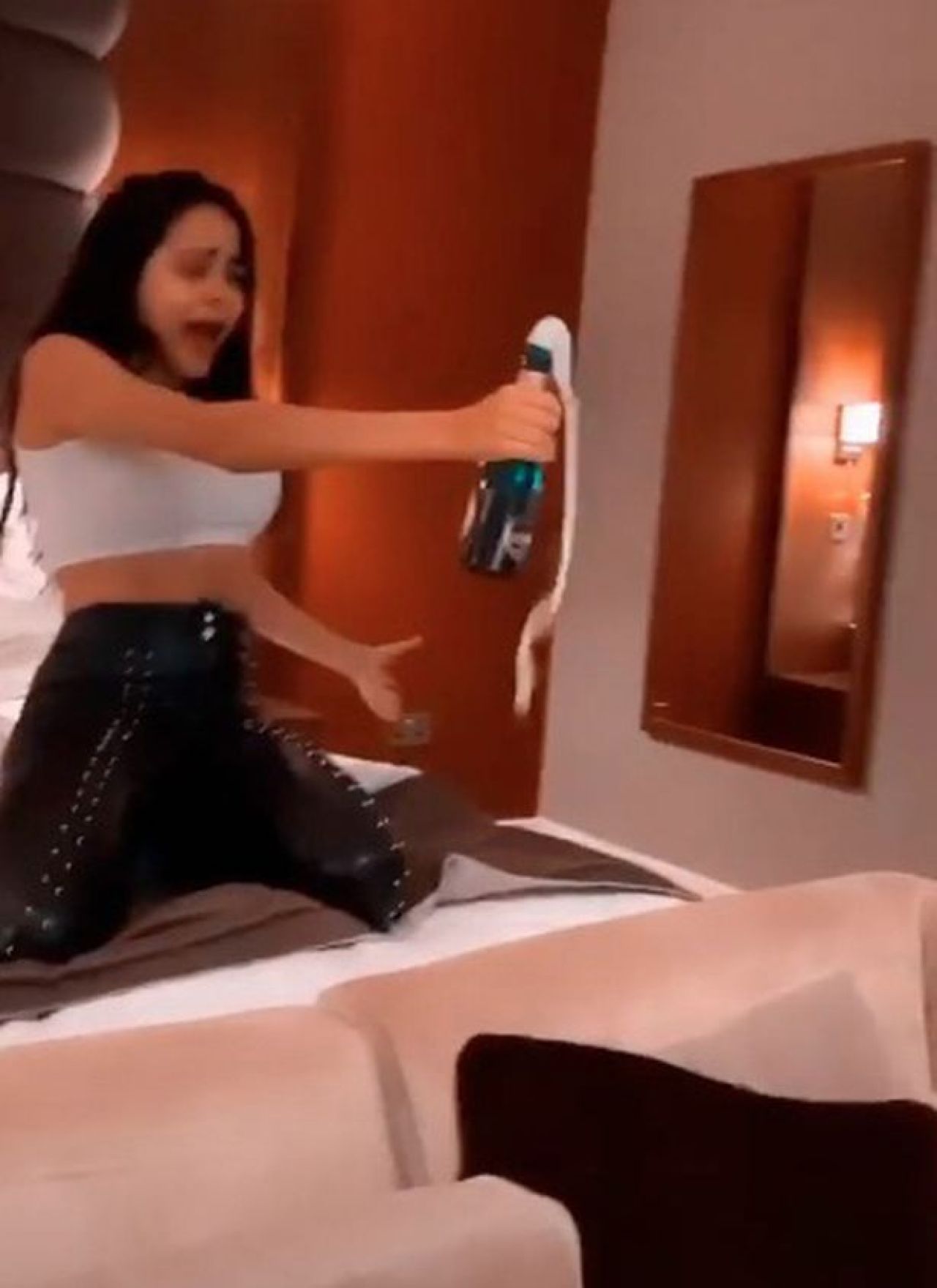Au platit pentru un avion PLIN de modele si au facut o MEGA PETRECERE dupa meci! Aroganta INCREDIBILA a vedetelor de la City: