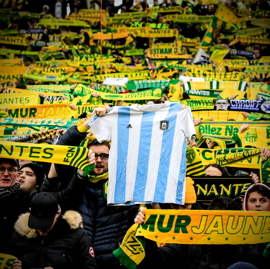 IMPRESIONANT! Un stadion PLIN de lacrimi pentru Sala. Coregrafie pe TOATA arena pentru jucatorul mort intr-un accident tragic anul trecut_3