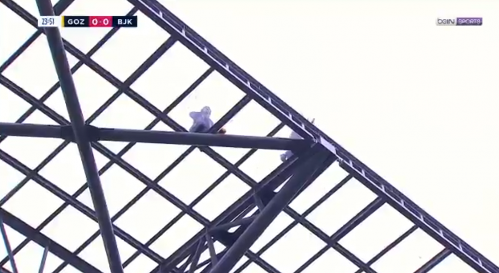 VIDEO FA-BU-LOS! S-au urcat PE STADION, iar clipul face inconjurul Planetei! Ce au putut sa faca acesti fani ca sa vada meciul!