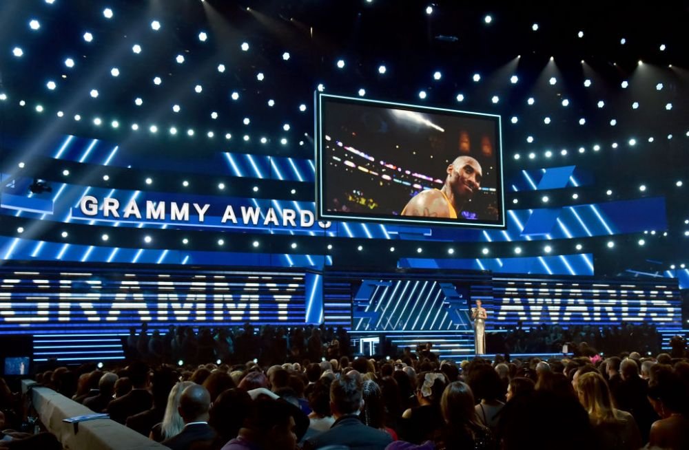 Kobe Bryant a fost OMAGIAT in locul in care a facut cele mai spectaculoase meciuri ale carierei! Vedetele de la Grammy i-au adus un tribut legendei NBA
