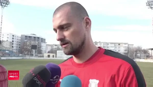 Gabi Tamas trage tare ca sa fie pe teren cu Islanda: "Cine zice asa ceva, e un prost!" Ce l-a deranjat pe fundasul Astrei