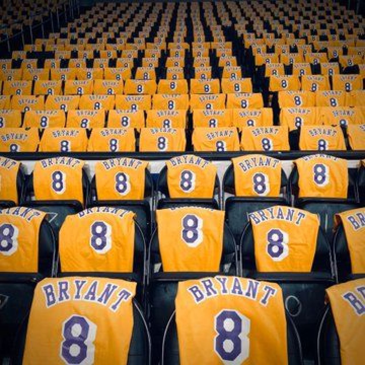 FA-BU-LOS! Omagiu emotionant pentru Kobe Bryant la primul meci din Staples Center dupa moartea sa tragica! TOATA SALA ii va purta tricoul_1