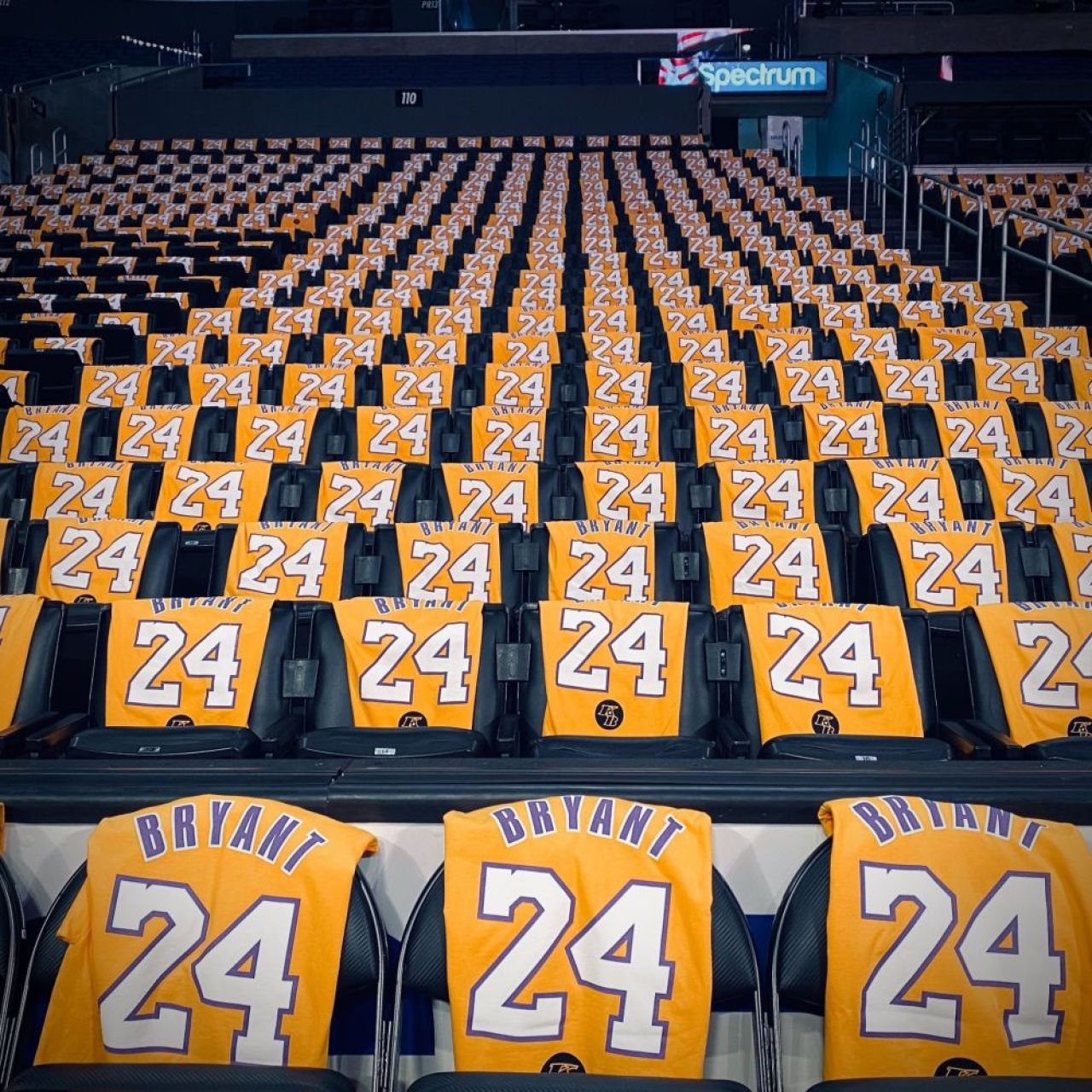 FA-BU-LOS! Omagiu emotionant pentru Kobe Bryant la primul meci din Staples Center dupa moartea sa tragica! TOATA SALA ii va purta tricoul_2