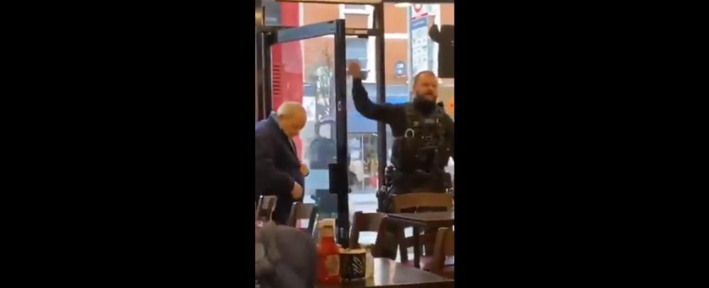 Imaginile care fac inconjurul lumii! Ce a putut sa faca aceasta chelnerita dupa ce politia l-a ucis pe teroristul de la Londra chiar in fata ei. Clipul care a impresionat milioane de oameni