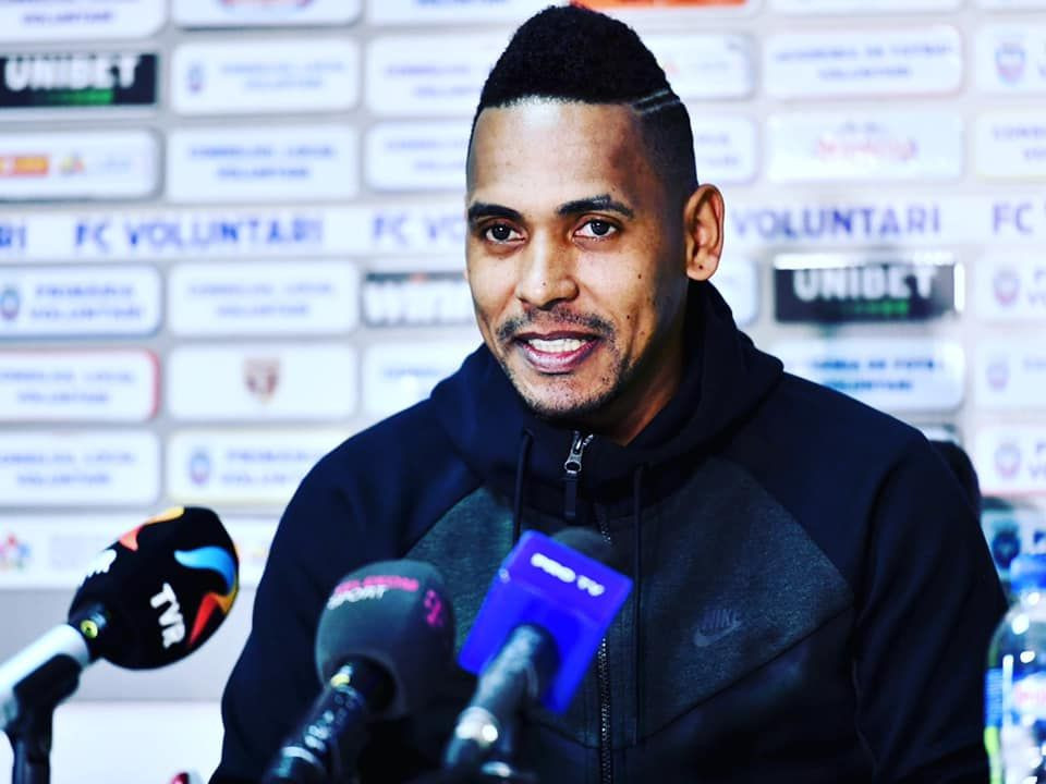 Cainii au facut ca MAIMUTELE! RASISMUL LOVESTE si in Liga 1! Suporterii lui Dinamo s-au MANIFESTAT IN TRIBUNE la adresa lui Eric! Brazilianul este socat de ce s-a intamplat