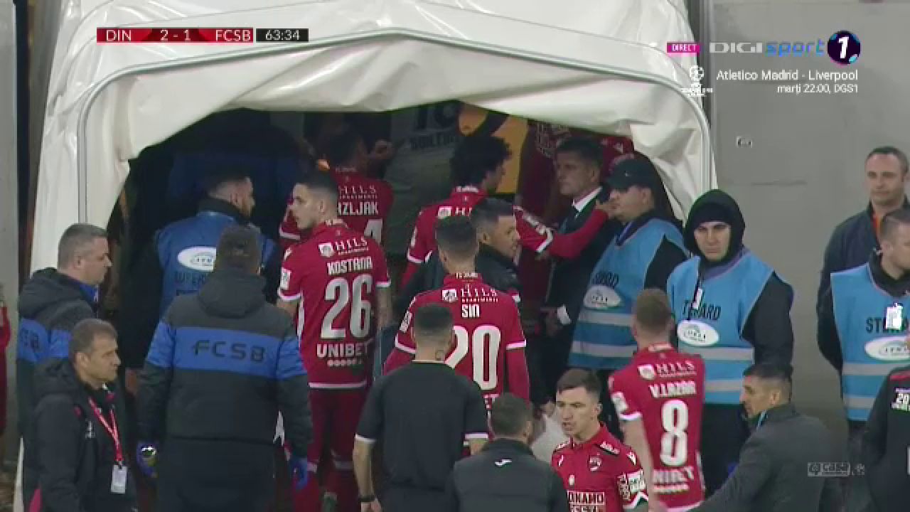 Aroganta lui Lazar a declansat NEBUNIA! I-a aplaudat pe stelisti, care au aruncat cu scaune dupa el! Tanase i-a pus mana in gat, apoi meciul s-a oprit! Filmul complet al minutelor demente din derby_3