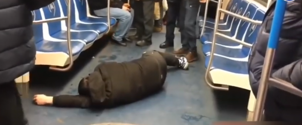 Risca sapte ani de inchisoare dupa ce s-a prefacut ca e infectat cu coronavirus intr-un metrou aglomerat! Reactia incredibila a pasagerilor
