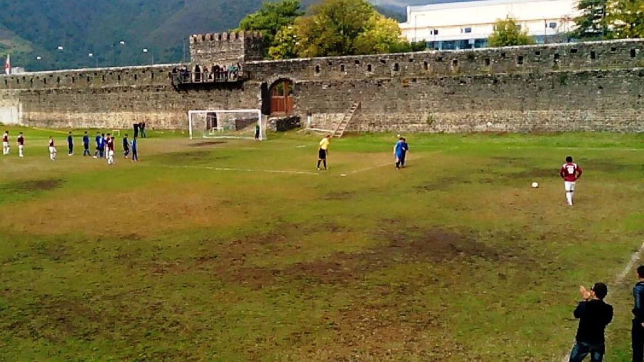 Uitati de “autobaza” bagata in poarta. Stadionul acestei echipe chiar este o fortareata!_1