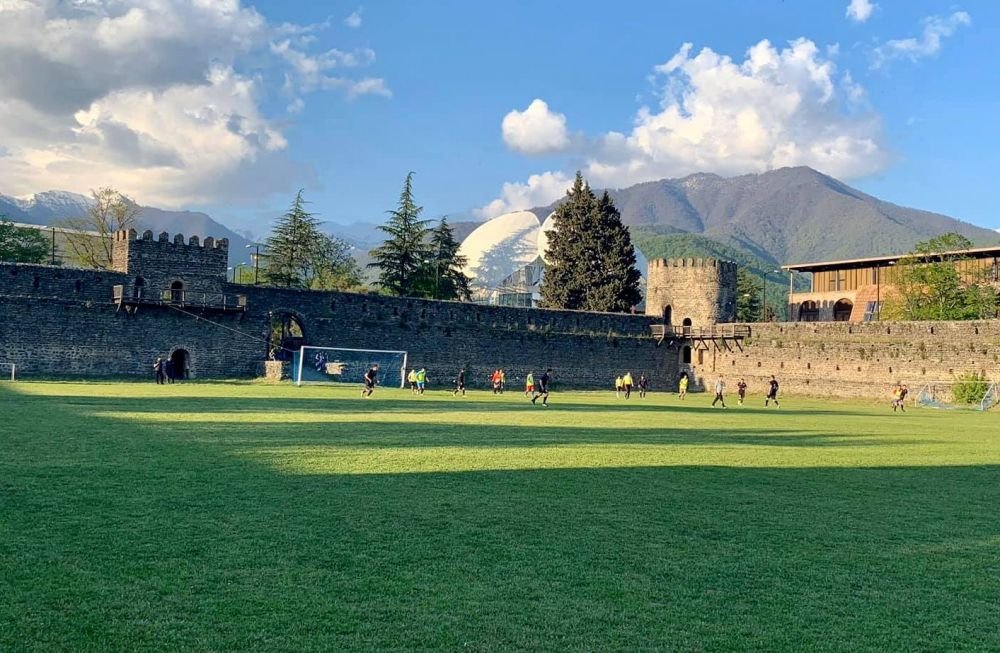 Uitati de “autobaza” bagata in poarta. Stadionul acestei echipe chiar este o fortareata!_6