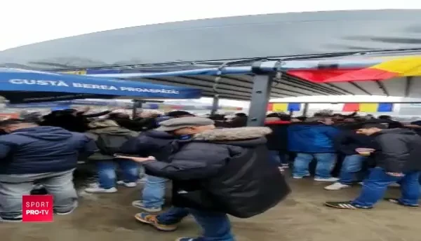 Suporterii lui Inter Milano s-au oprit in Piata Obor sa manance mici! In apropiere era o amenintare cu bomba. Ce au facut fanii 5