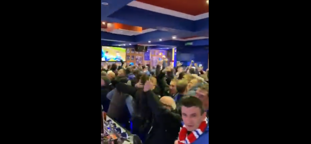 Fanii care n-au prins bilet la meci au sarbatorit golurile lui Ianis Hagi in barul de langa Ibrox! Reactia absolut INCREDIBILA a fanilor dupa golul victoriei