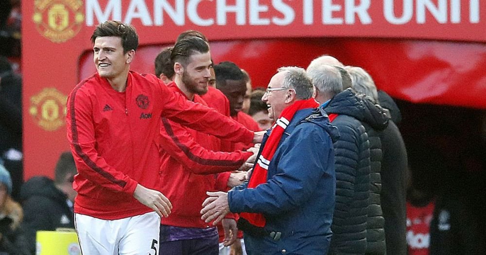 Jucatorii lui Manchester United nu au mai iesit pe teren de mana cu copii, ci cu batrani, pentru o campanie incredibila a clubului