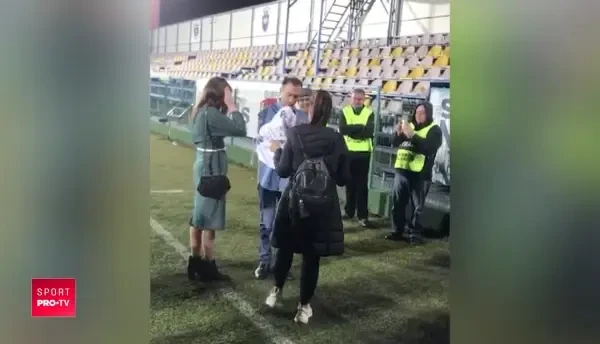 Festivalul PENIBILULUI la Rapid: si-a bagat VULPITA COADA! Clubul le-a dat tricouri, jurnalistii l-au incurajat pe Viorel sa INJURE Steaua! Scenariul HALUCINANT care a facut clubul de ras