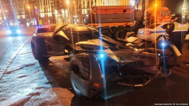 A iesit cu Batmobile-ul pe strada si politia i-a CONFISCAT masina si l-a arestat! Anunt de ultima ora