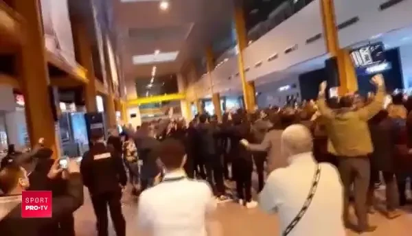 Jucatorii lui CFR Cluj au fost asteptati ca niste EROI la aeroport! Primire SUPERBA dupa parcursul excelent din Europa League