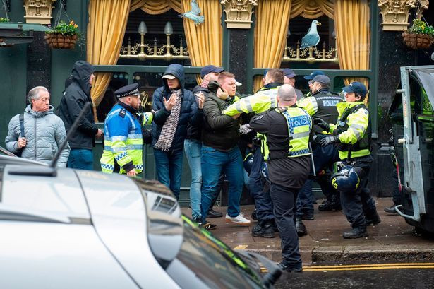 Scandal inaintea unui meci din Premier League! Suporterii celor doua echipe s-au luat la bataie in strada! Politia a intervenit imediat