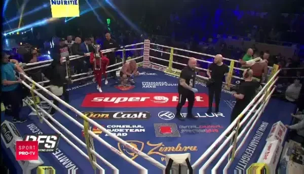 Nevasta lui Tolea a intrat in ring si a fost pusa la podea!!! S-a certat cu Rambo si a fost scoasa din ring!!! VIDEO