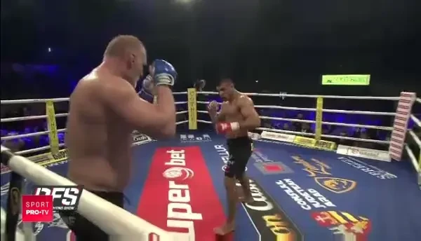 TOLEA, VICTORIE URIASA CU RAMBO LA 45 DE ANI! A fost TERMINAT in final si abia a putut sa se ridice pentru a sarbatori! AICI VIDEO