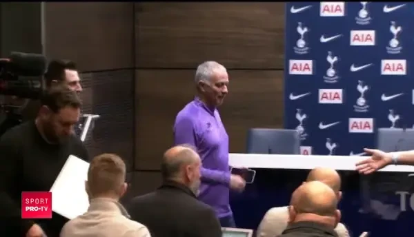 Mourinho a oferit faza zilei dupa ce englezii au INTERZIS salutul intre jucatori din cauza coronavirusului! Ce a facut in fata unui jurnalist