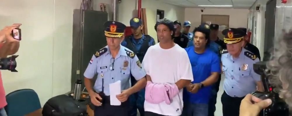 Momente SOCANTE pentru Ronaldinho! A fost dus IN CATUSE in fata instantei! Detalii de ultima ora