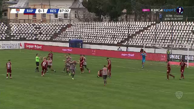 Un penalty atat de rusinos incat Rapid trebuia sa-l dea PESTE POARTA! Comentatorul meciului, revoltat de simularea INCREDIBILA a lui Hlistei! Scene IREALE in Rapid - Resita_4