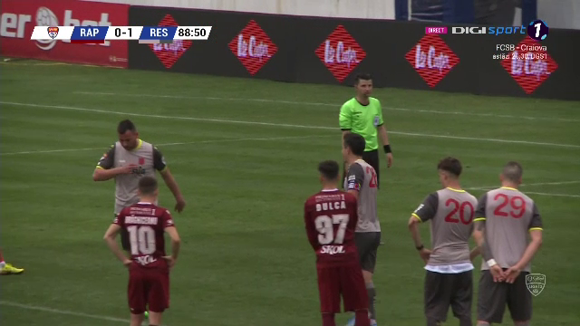 Un penalty atat de rusinos incat Rapid trebuia sa-l dea PESTE POARTA! Comentatorul meciului, revoltat de simularea INCREDIBILA a lui Hlistei! Scene IREALE in Rapid - Resita_11