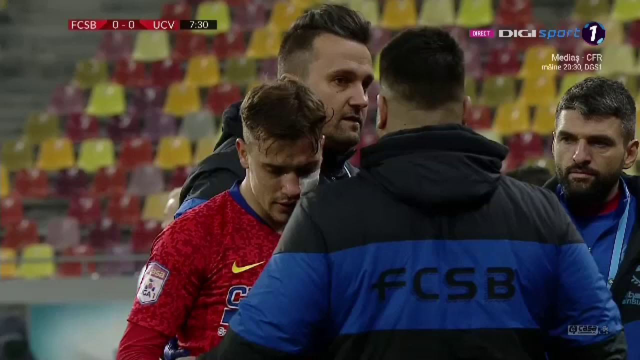Darius Olaru a fost facut K.O de Nitu dupa doua minute de joc! Mijlocasul a fost dus cu ambulanta la spital_2