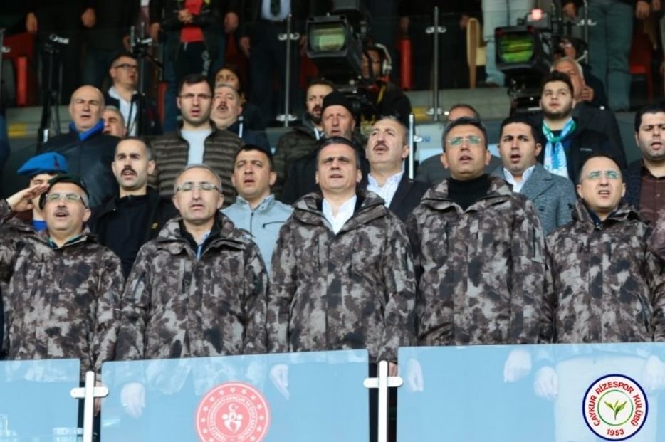 Au intrat pe teren imbracati in uniforma militara ca sa-si inspaimante adversarii. Un fost jucator al FCSB a fost printre ei_3