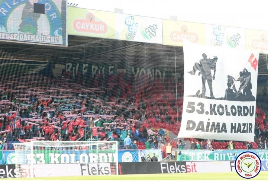 Au intrat pe teren imbracati in uniforma militara ca sa-si inspaimante adversarii. Un fost jucator al FCSB a fost printre ei_4