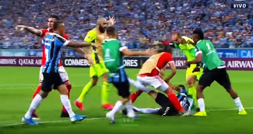 Meci cu 8 cartonase rosii in Cupa Libertadores! Bataie ca in filme intre doua echipe braziliene din acelasi oras_1