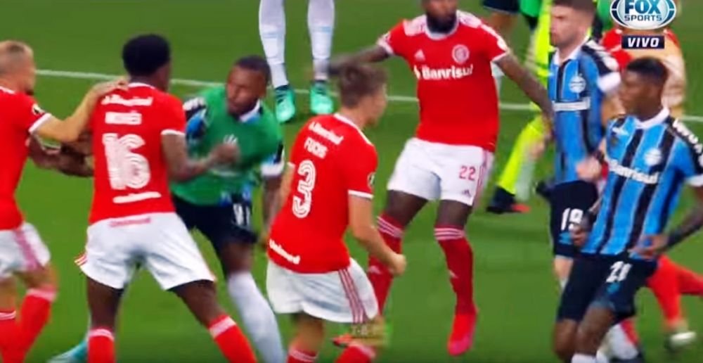 Meci cu 8 cartonase rosii in Cupa Libertadores! Bataie ca in filme intre doua echipe braziliene din acelasi oras_2