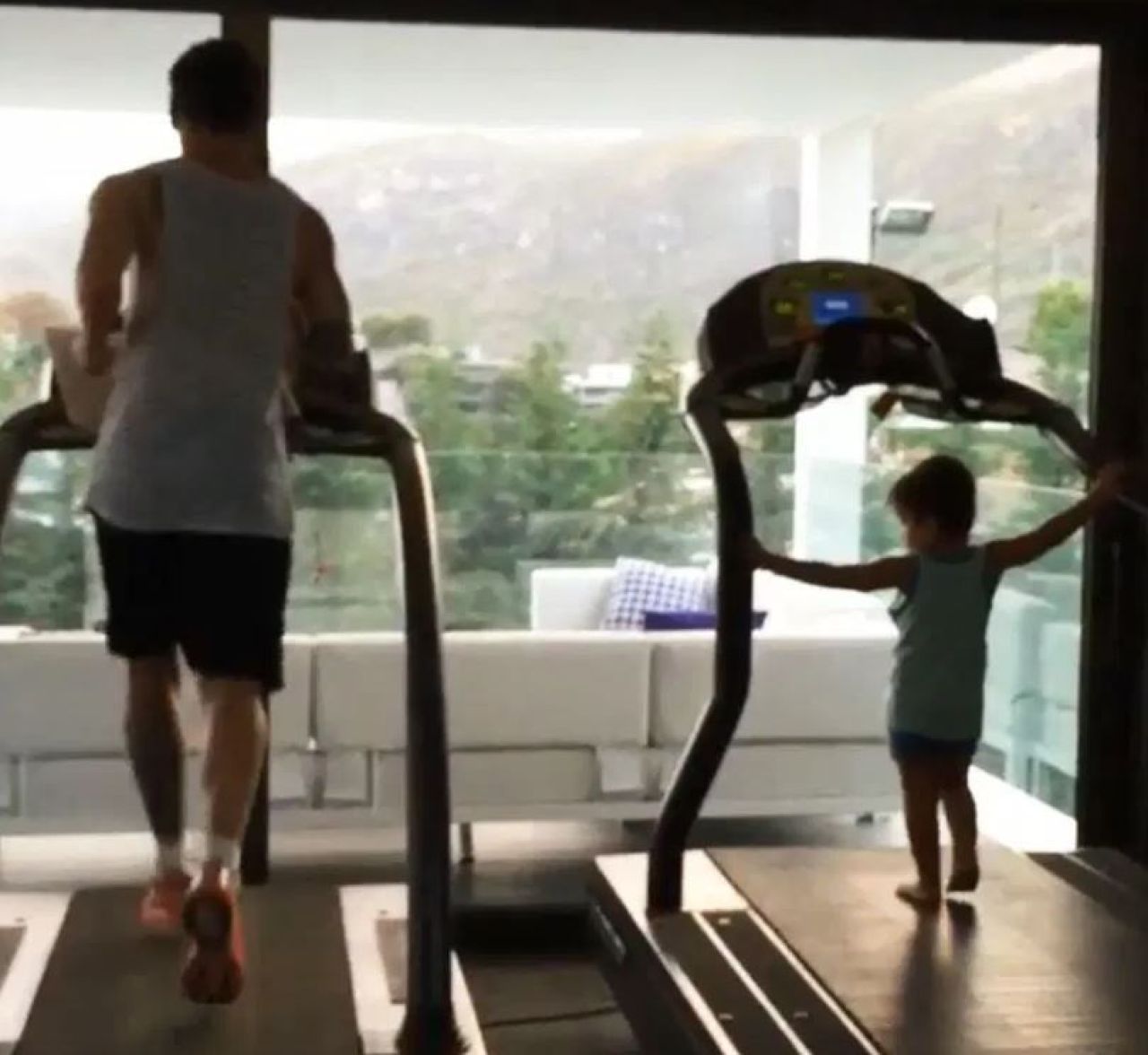Messi se antreneaza si in carantina! Argentinianul e izolat in conditii de lux: teren de fotbal, sala de forta si piscina_2