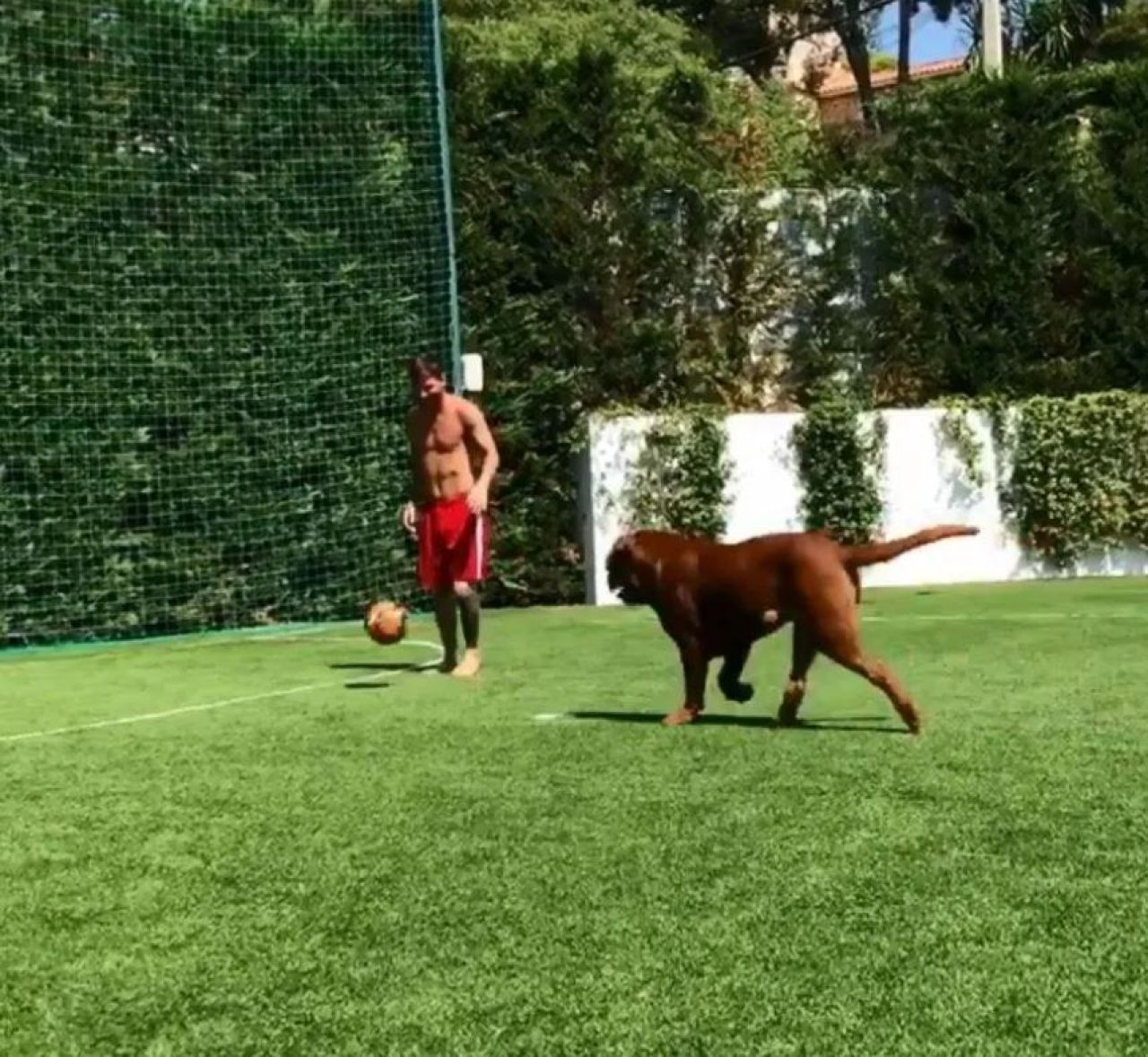 Messi se antreneaza si in carantina! Argentinianul e izolat in conditii de lux: teren de fotbal, sala de forta si piscina_3