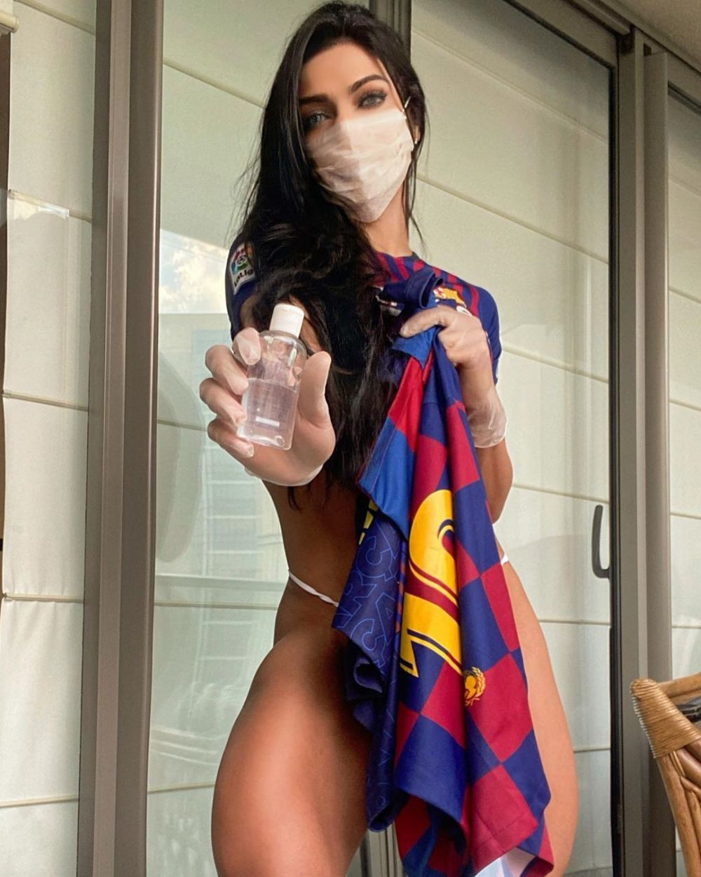 VINDE TOT! Miss BumBum scoate la licitatie colectia de tricouri cu Messi pentru a cumpara masti si dezinfectant! Campania modelului impotriva COVID-19