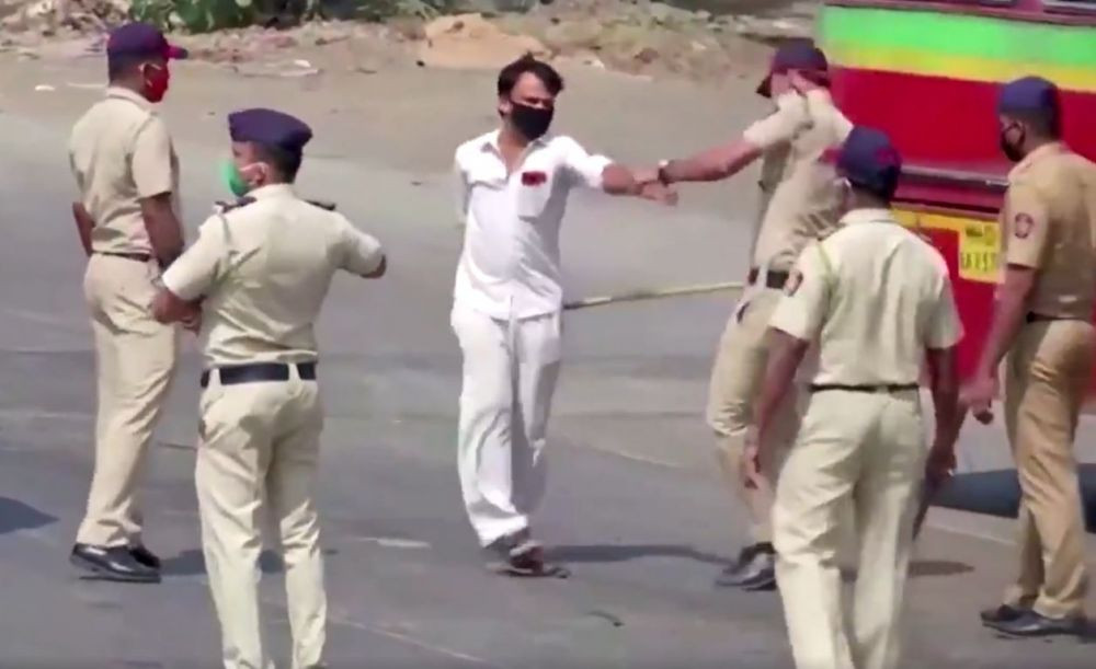 Imaginile care fac inconjurul lumii! Politia i-a oprit in mijlocul strazii si i-a luat la bataie! Ce au patit acesti barbati pentru ca n-au respectat interdictia de circulatie cauzata de coronavirus