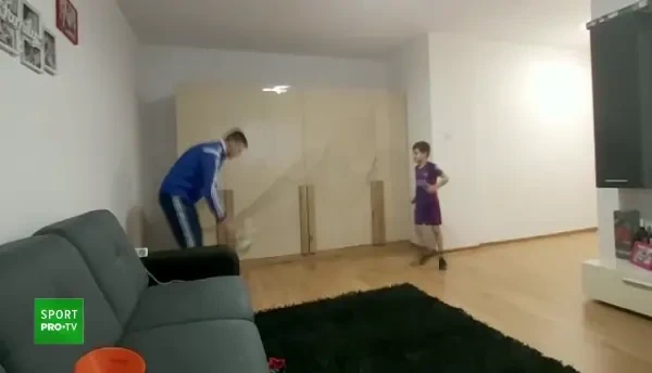 #nefacembine Exercitii cu CANAPEAUA! Cum fac romanii sport in casa pe perioada pandemiei! Imagini SENZATIONALE