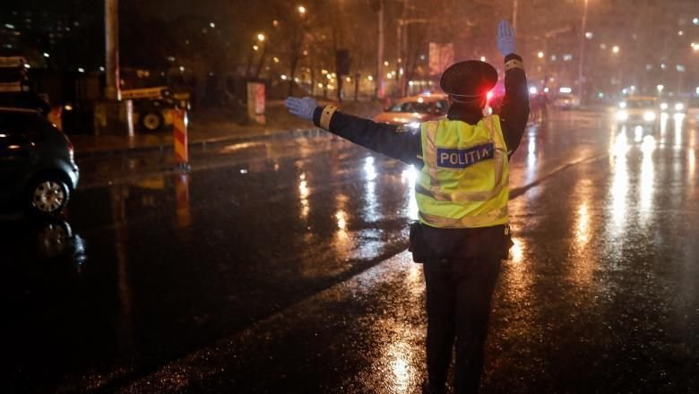 Nu s-a mai intamplat NICIODATA asa ceva in Romania! Oamenii nu mai au voie sa treaca nici macar cu MASINA prin fata spitalului pentru a nu se infecta cu coroanvirus! Anunt de ultima ora
