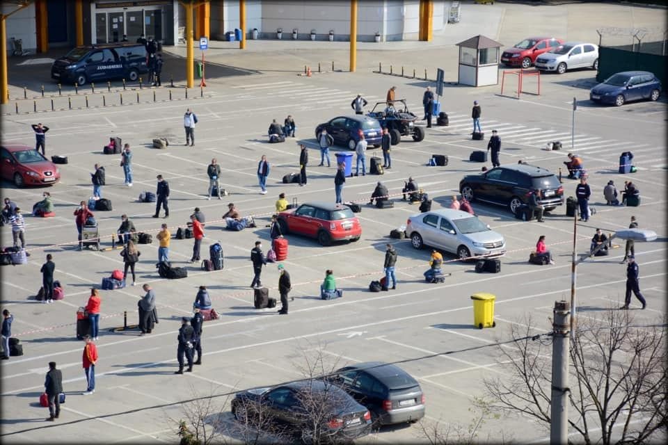 Imagini IREALE surprinse azi pe aeroportul din Cluj, la o zi dupa ce 2000 de oameni s-au imbulzit intr-un haos general! Ce s-a intamplat acum cateva minute
