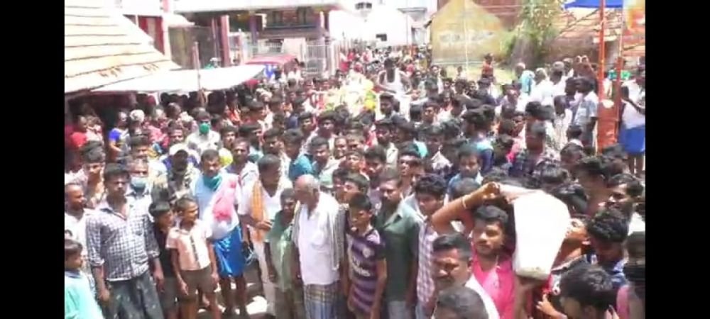 INCONSTIENTA TOTALA! 200 de oameni au participat la inmormantarea unui taur in India, in plina pandemie de coronavirus. Ce a urmat e ireal&nbsp;