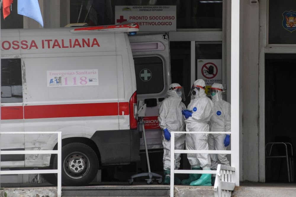 Un luptator infectat cu coronavirus se antreneaza in spital! Isi lucreaza muschii cu paturile&nbsp;altor pacienti internati&nbsp;