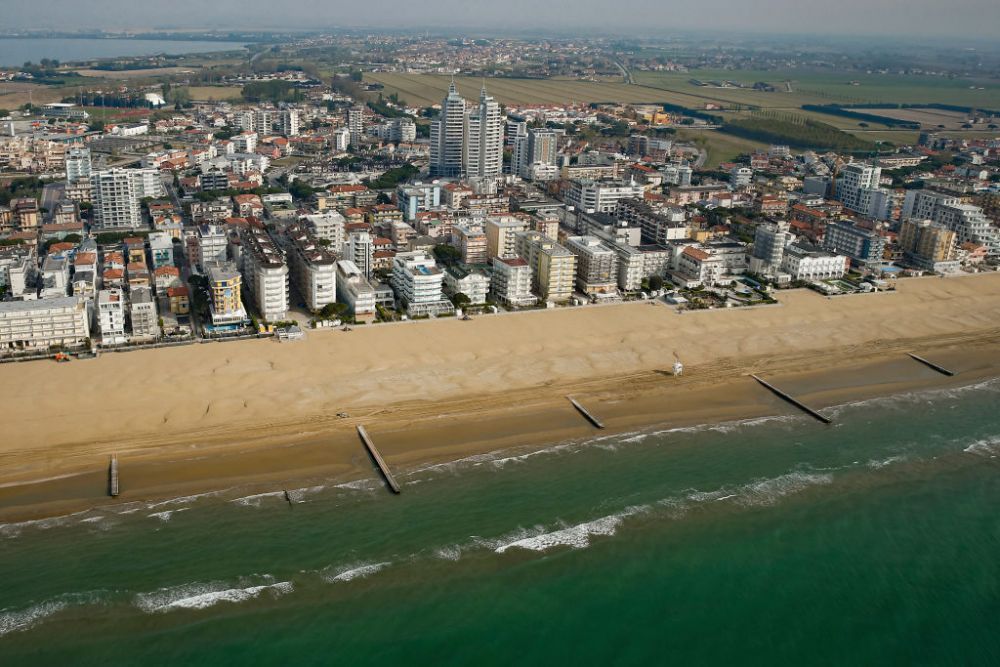 Separati, dar impreuna! :) Ideea surprinzatoare italienilor pentru a merge la plaja cand incepe sezonul estival_5