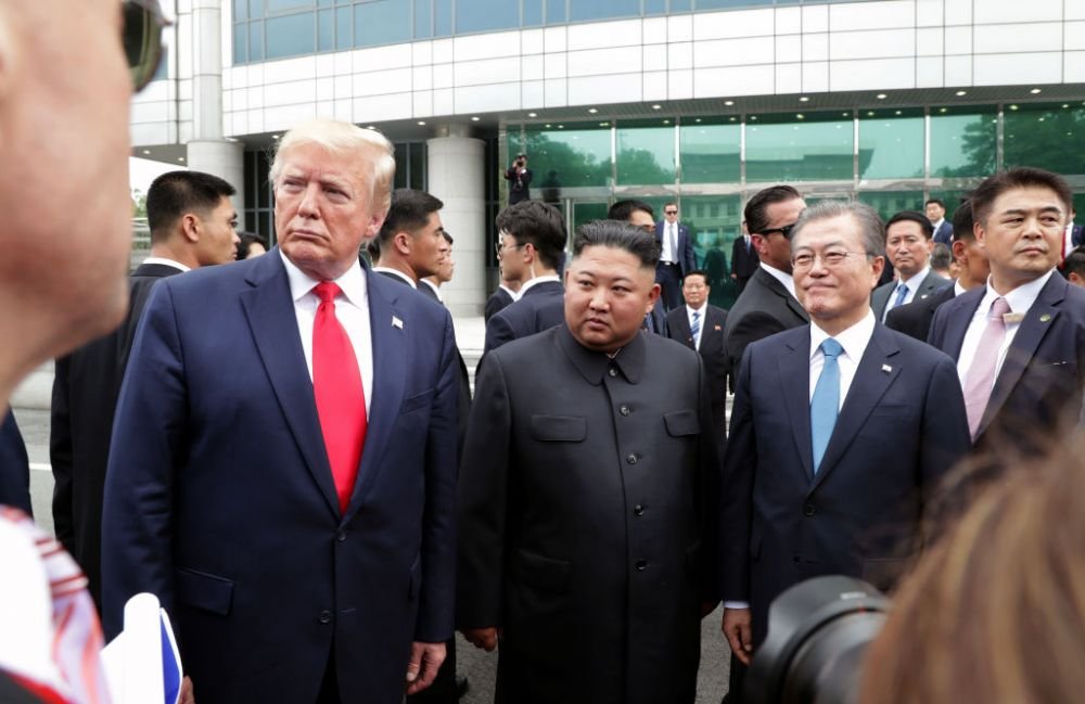 In timp ce unii il dau mort, presa din Coreea vine cu o noua varianta! Unde s-ar afla de fapt Kim Jong-un